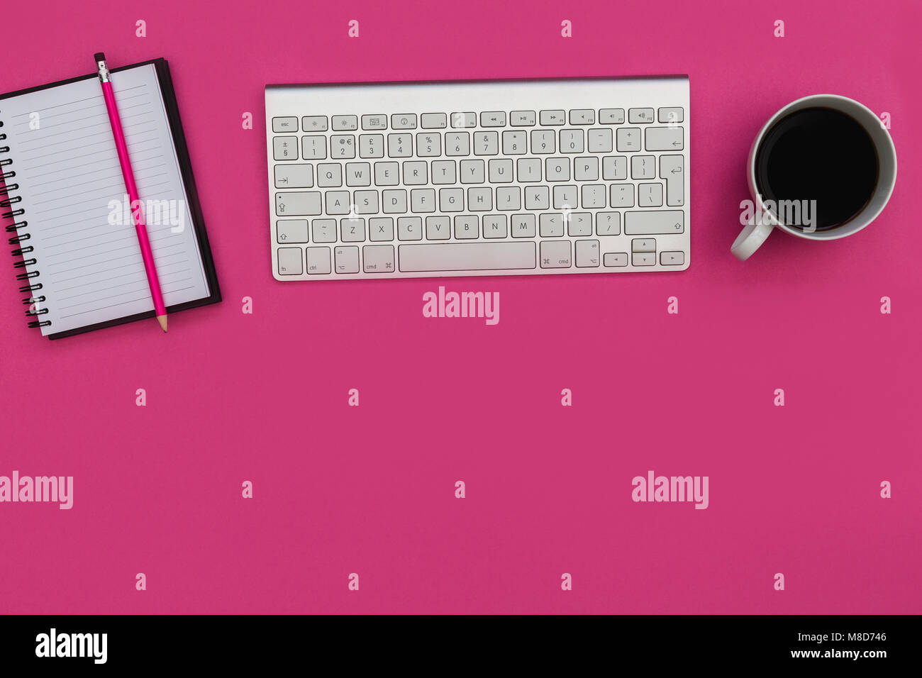 Minimale computer Tastatur notebook Overhead auf hellen rosa Hintergrund Stockfoto