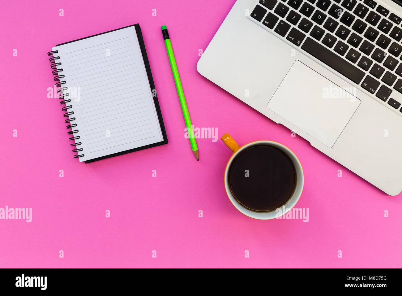 Minimale Laptop Notebook Overhead auf hellen rosa Hintergrund Stockfoto