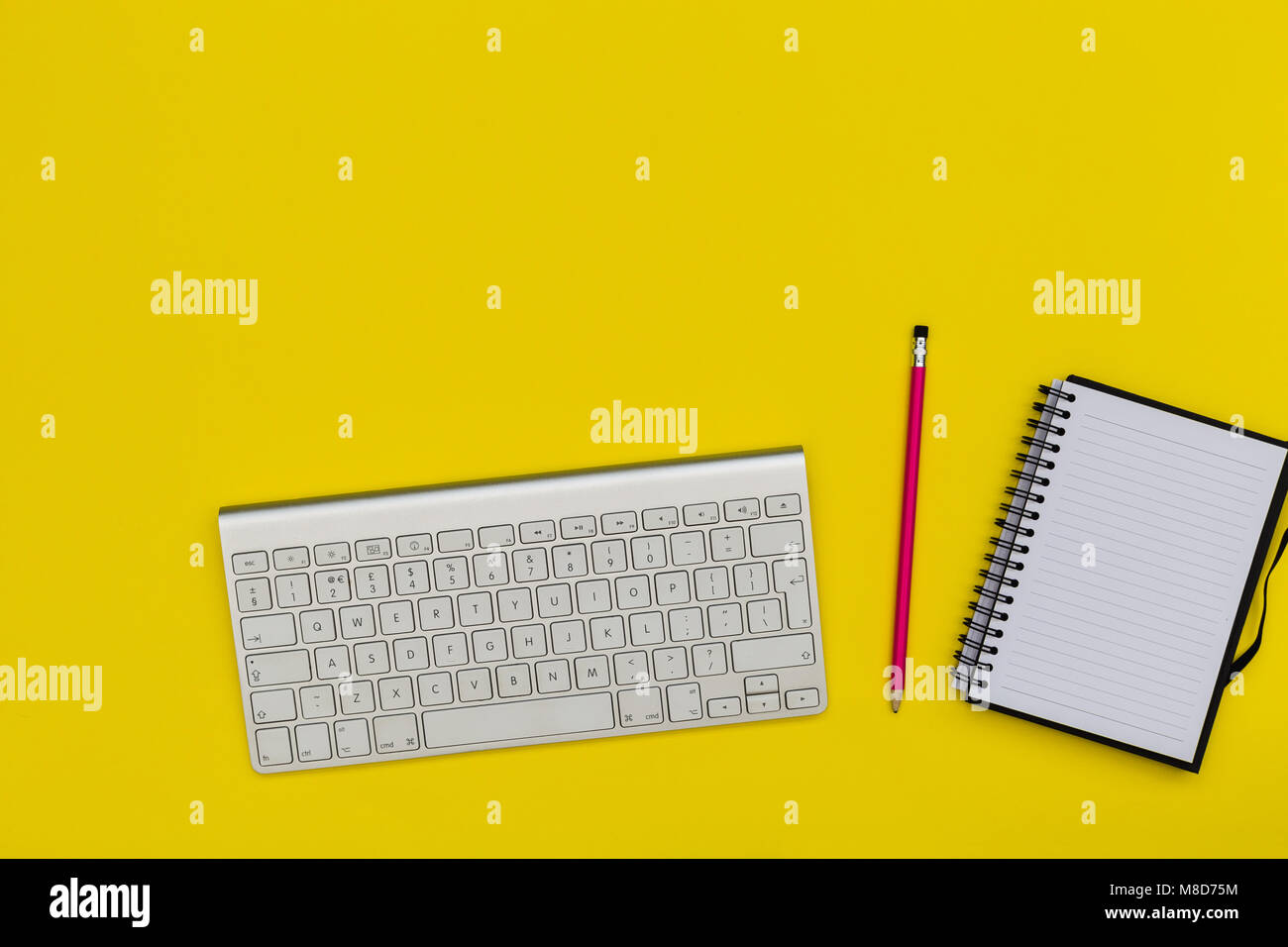 Minimale computer Tastatur notebook Overhead auf gelben Hintergrund Stockfoto