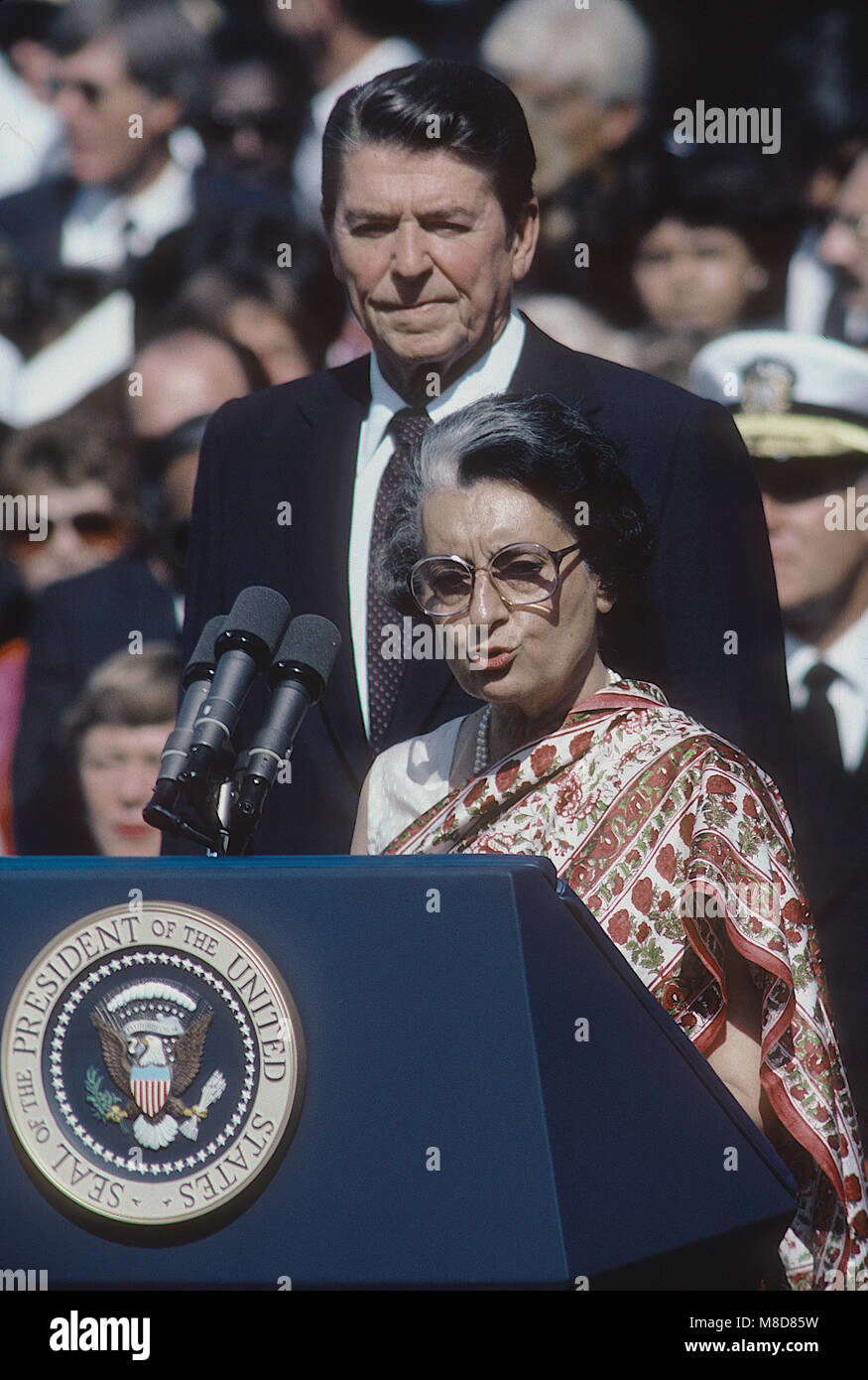Washington, DC., USA, 29. Juli 1982 US-Präsident Ronald Reagan mit der indischen Premierministerin Indira Gandhi während der offiziellen Begrüßungszeremonie auf dem Rasen des Weißen Hauses. Credit: Mark Reinstein/MediaPunch Stockfoto