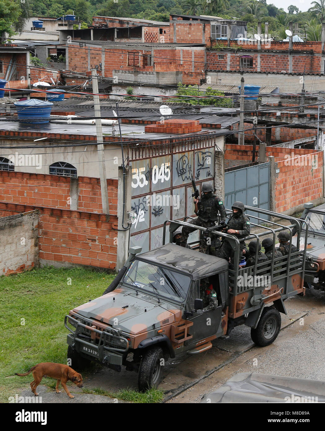 Die brasilianische Armee patrolls der Vila Kennedy Barackensiedlung auf Angriff Autos auf der Suche nach druglords Stockfoto