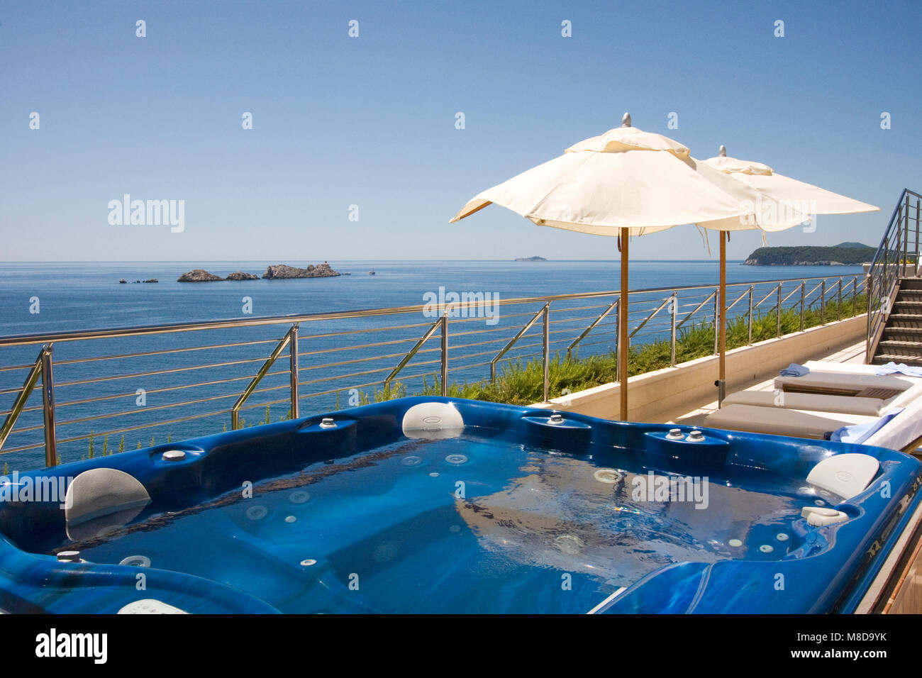 Meerblick vom Jacuzzi auf der Terrasse des Hotels in Dubrovnik, Kroatien Stockfoto