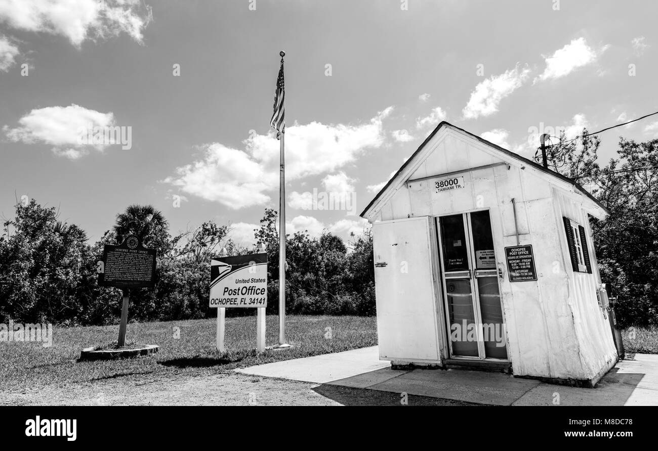 Ochopee, FL - März 01, 2018: Ein Blick auf das kleinste Postamt in den Vereinigten Staaten am Rande der Everglades. Dieser Schrank - Größe, 7 x 8-Fuß Stockfoto
