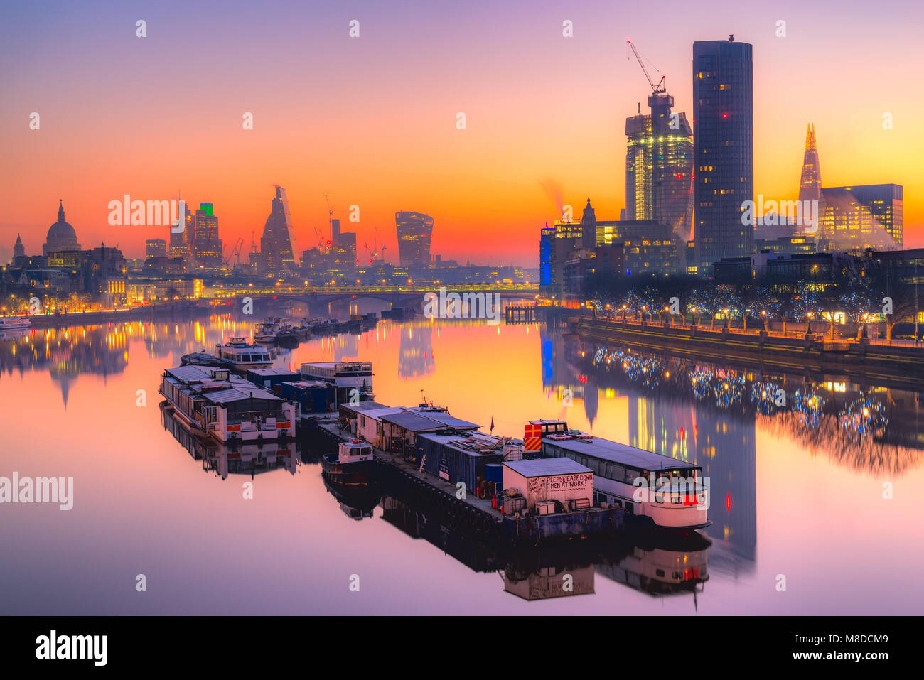 Der Londoner Skyline bei Sonnenaufgang mit Basilika St. Paul und moderne Skyscarpers, London, UK Stockfoto