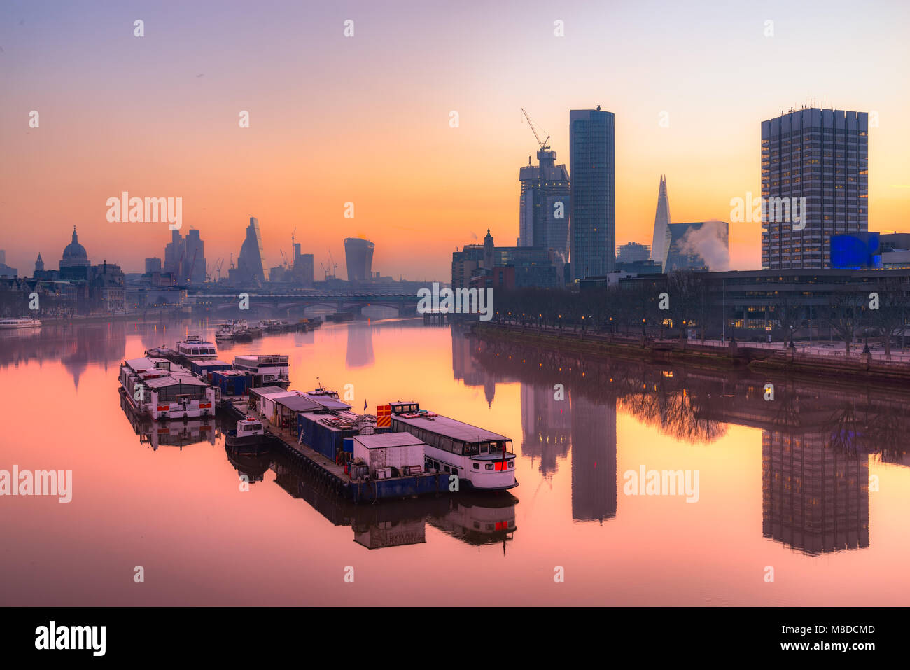 Der Londoner Skyline bei Sonnenaufgang mit Basilika St. Paul und moderne Skyscarpers, London, UK Stockfoto