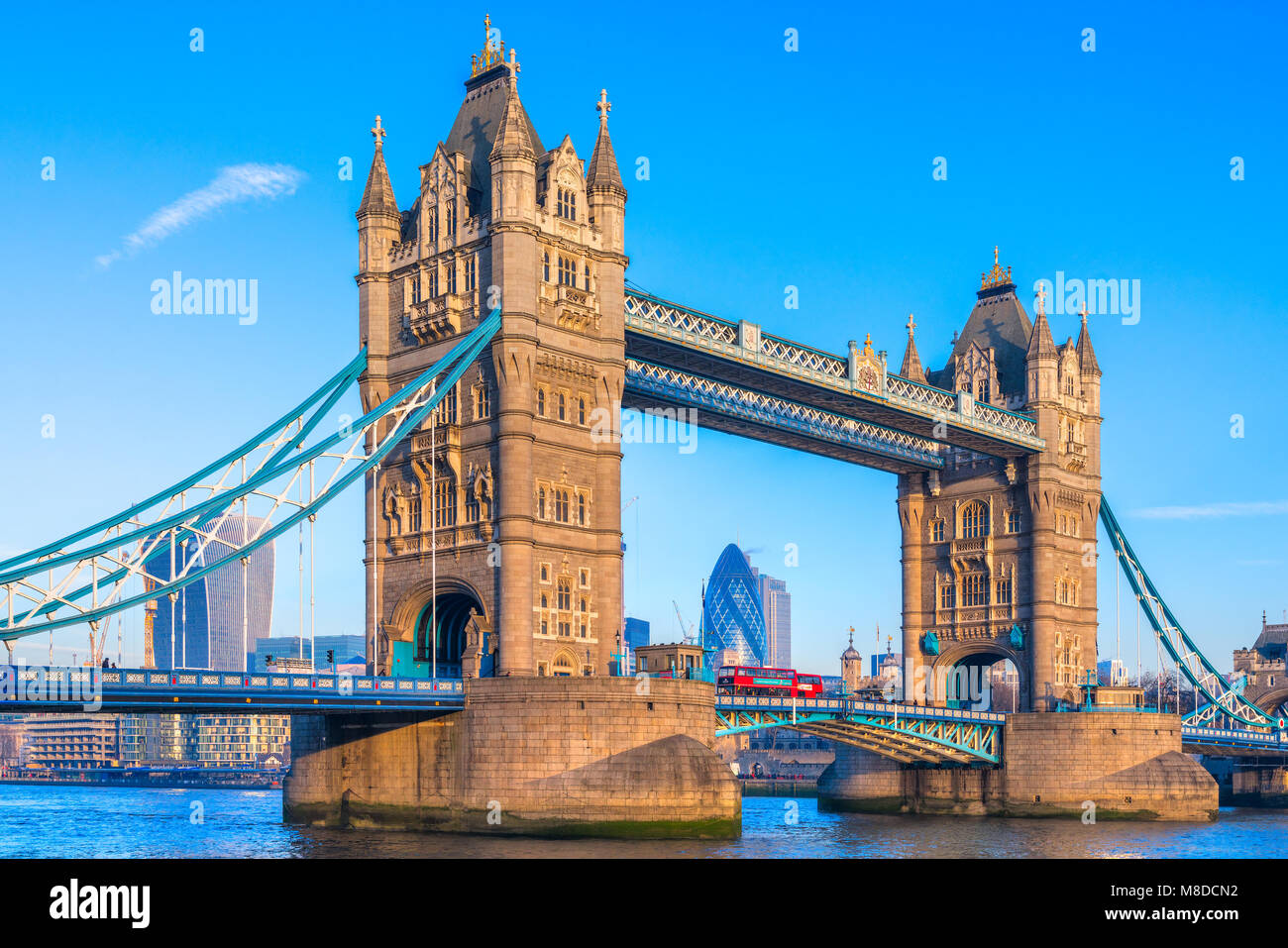 Die Tower Bridge und der Gherkinn Wolkenkratzer, Themse, London, UK Stockfoto