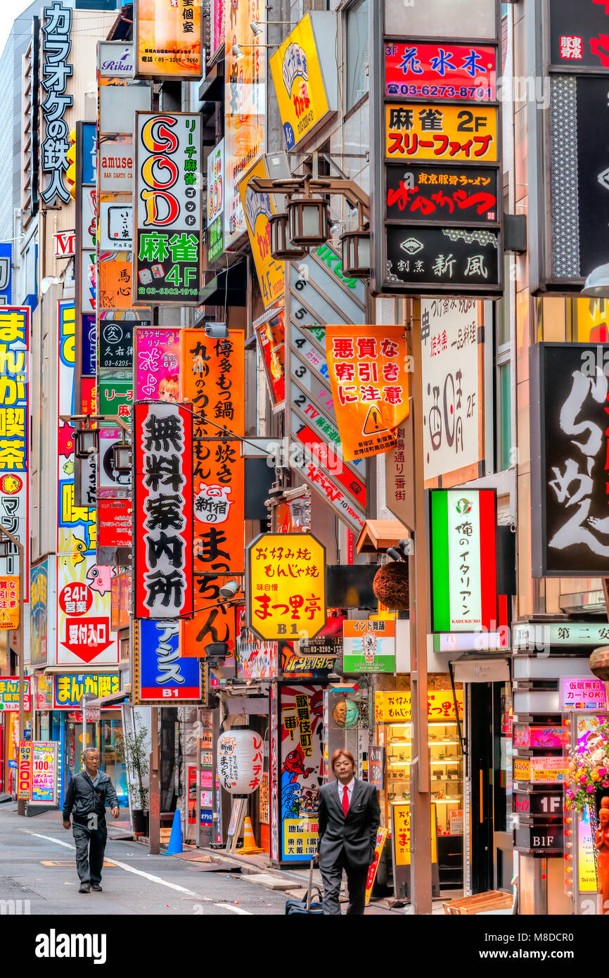Tokio - 13. NOVEMBER: Anschlagtafeln in Shinjuku von Kabuki-cho Bezirk November 13, 2014 in Tokyo, JP. Die Gegend ist ein Ausgehviertel bekannt als Schlaflose Stockfoto