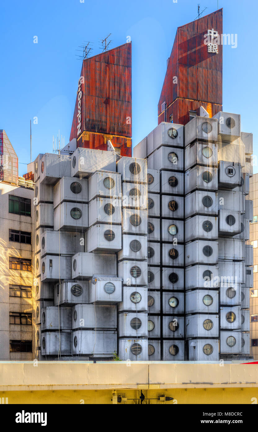 TOKYO, Japan - 12. NOVEMBER 2014: Nakagin Capsule Tower in Tokio, Japan. Dieses Wohn- und Bürogebäude, entworfen vom Architekten Kisho Kurokawa war op Stockfoto