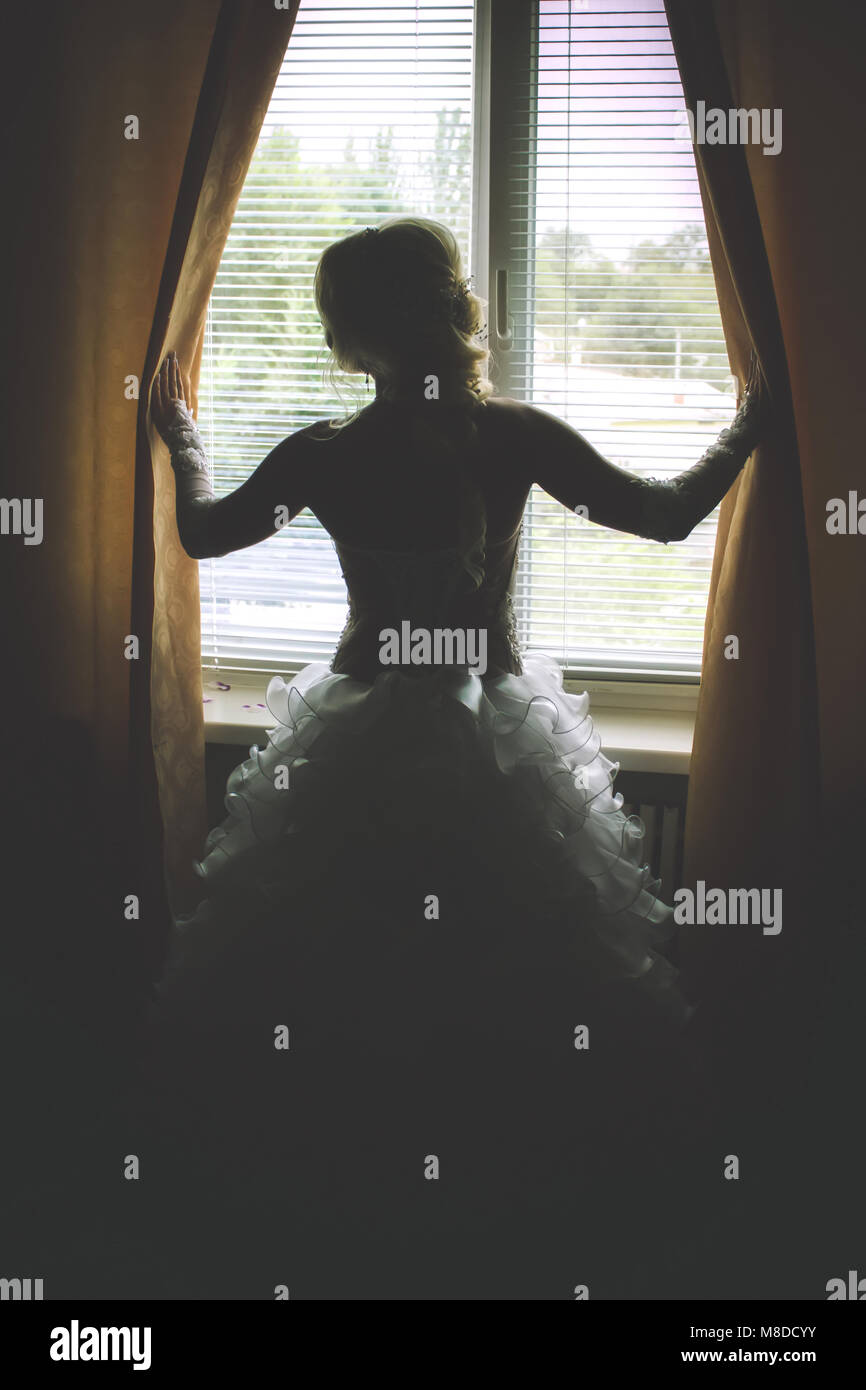 Genießen Sie romantische Momente außerhalb auf einer Sommerwiese junge Hochzeitspaar Stockfoto