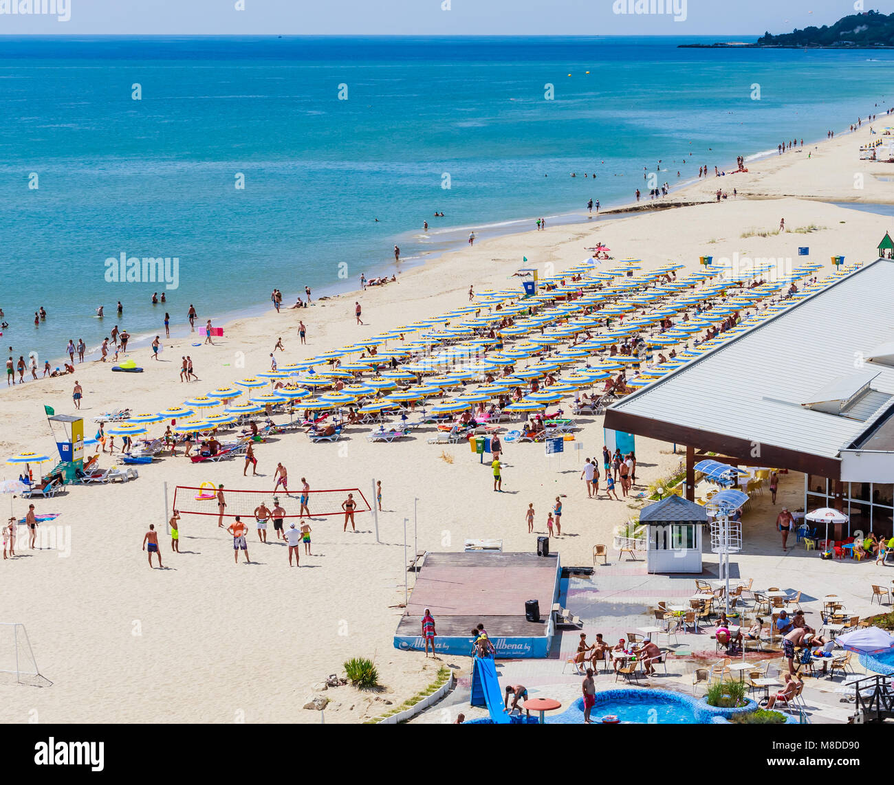 Das Schwarze Meer Küste, kristallklares Wasser, Strand mit Sand, Sonnenschirme und Sonnenliegen. Albena, Bulgarien Stockfoto