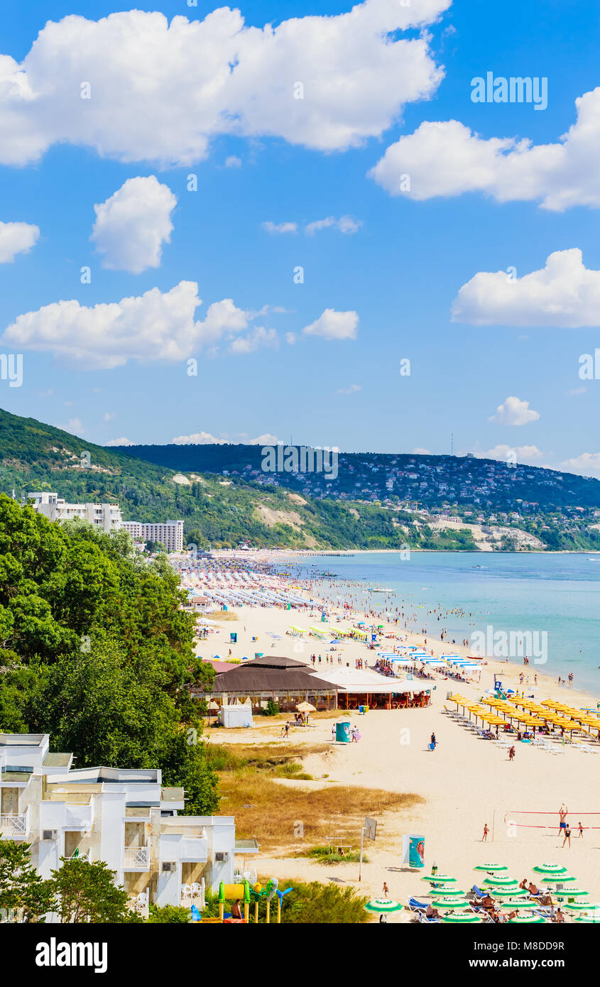 Das Schwarze Meer Küste, kristallklares Wasser, Strand mit Sand, Sonnenschirme und Sonnenliegen. Albena, Bulgarien Stockfoto