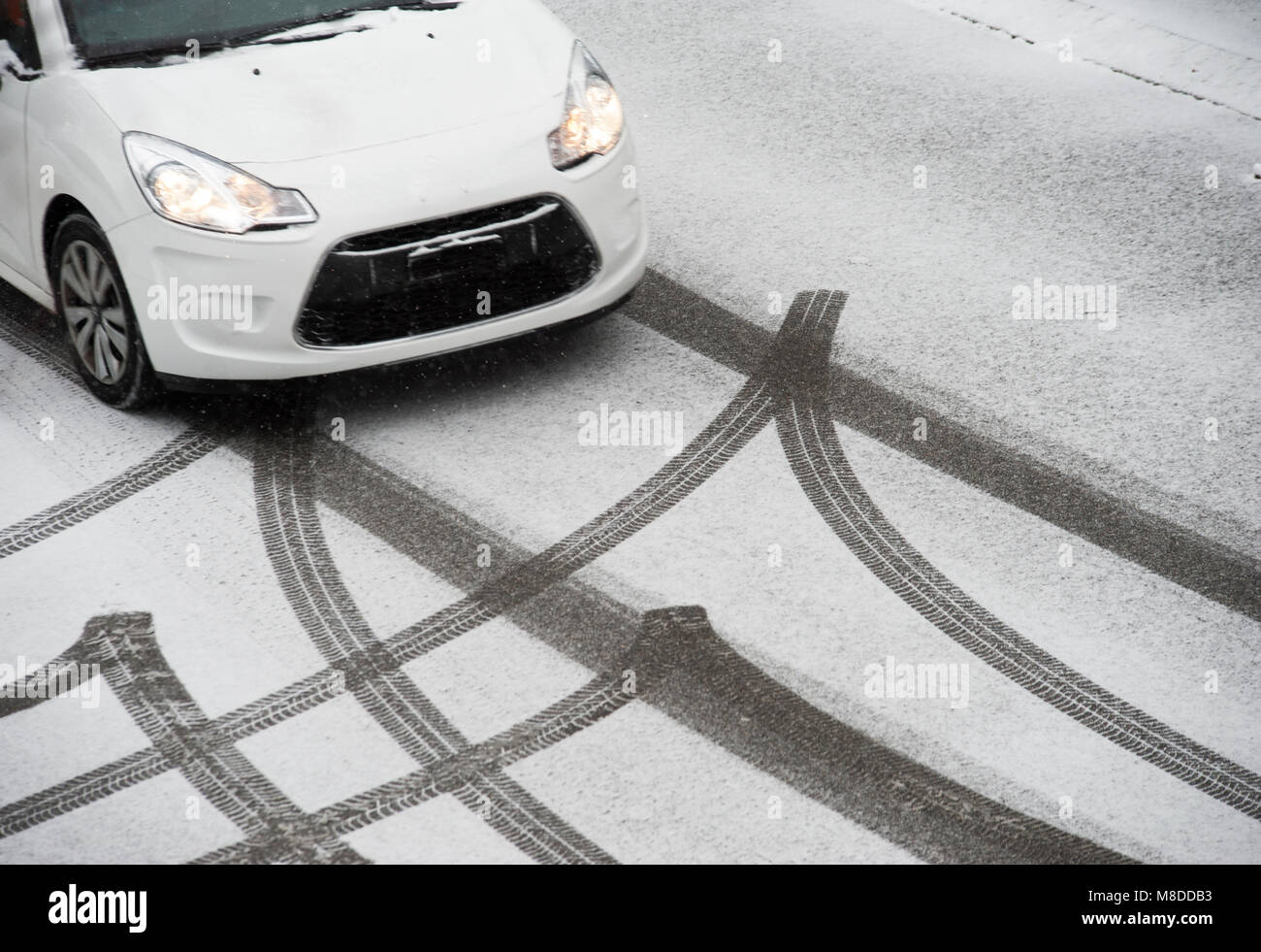 Bremsspur" von einem Auto in den frischen Schnee auf der Straße Stockfoto