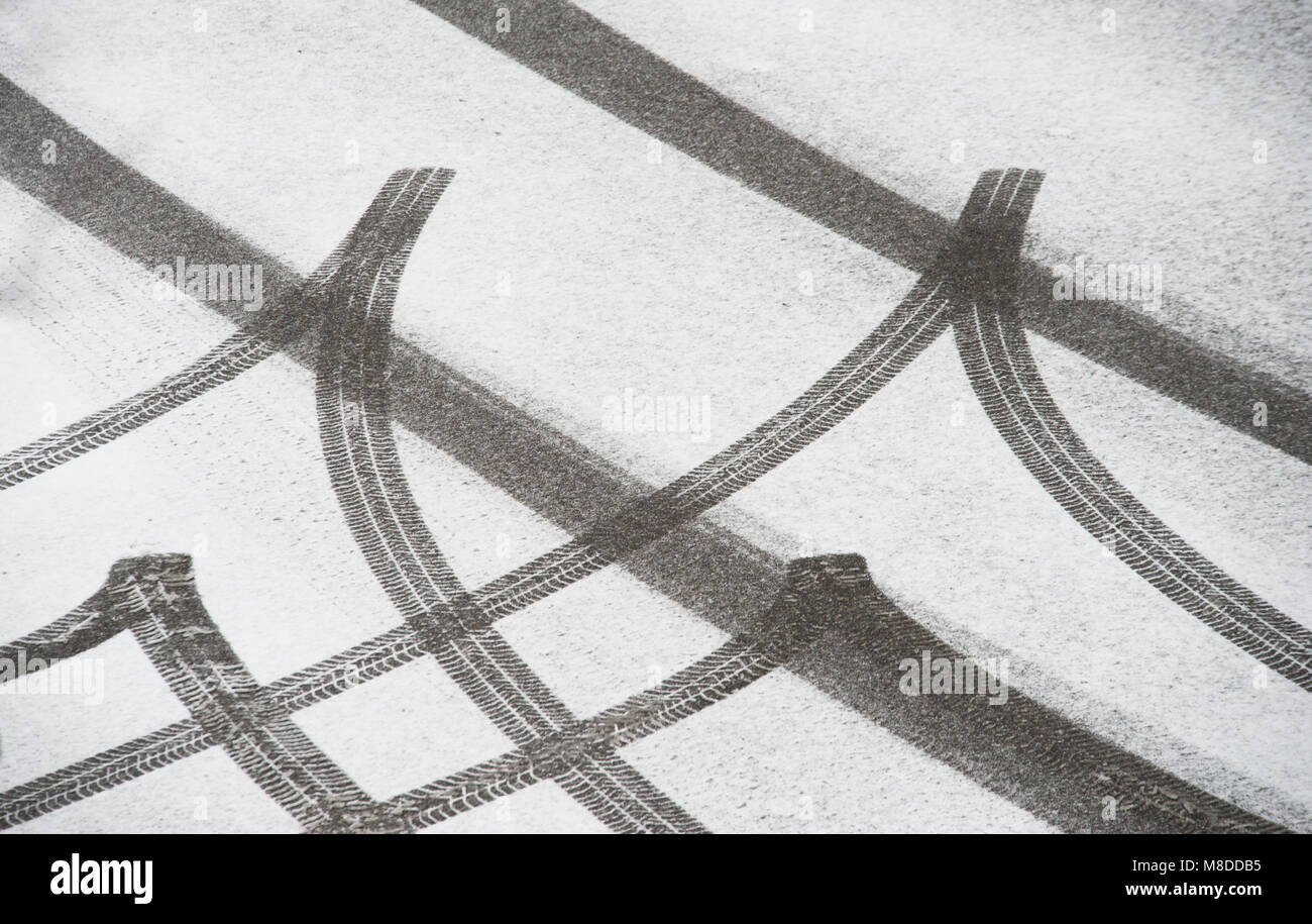 Bremsspur" von einem Auto in den frischen Schnee auf der Straße Stockfoto