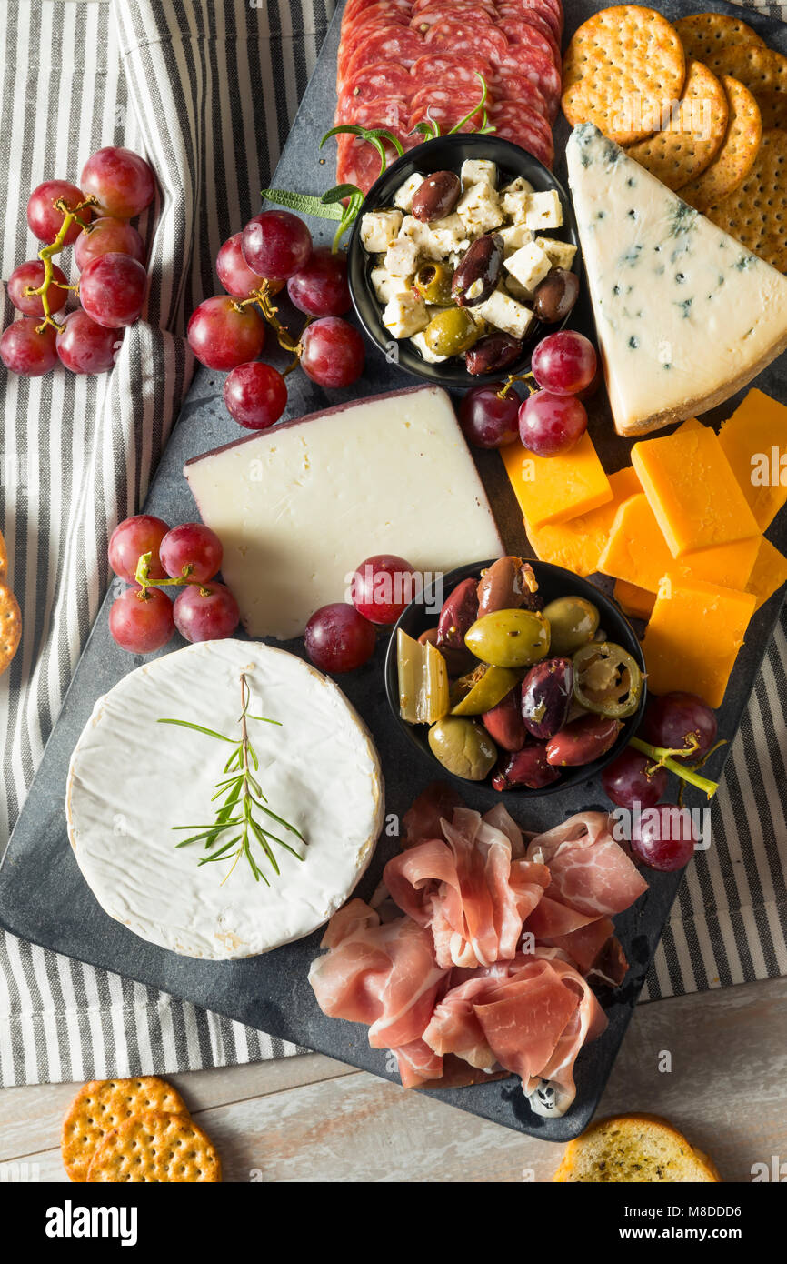 Gourmet Fancy Charcuterie Bord mit Fleisch, Käse und Trauben Stockfoto