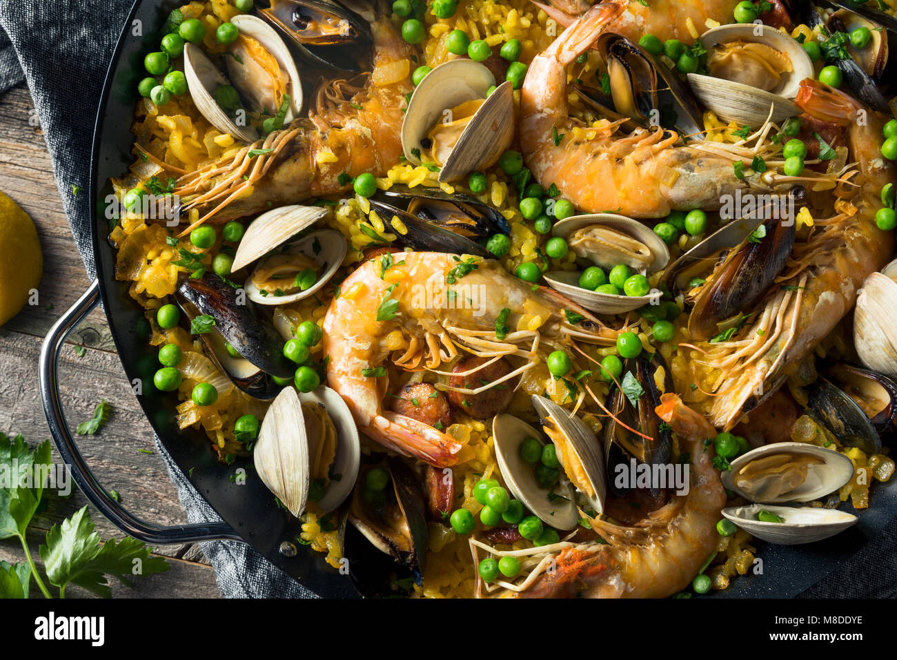 Hausgemachte spanische Paella mit Garnelen Muscheln und Venusmuscheln Stockfoto