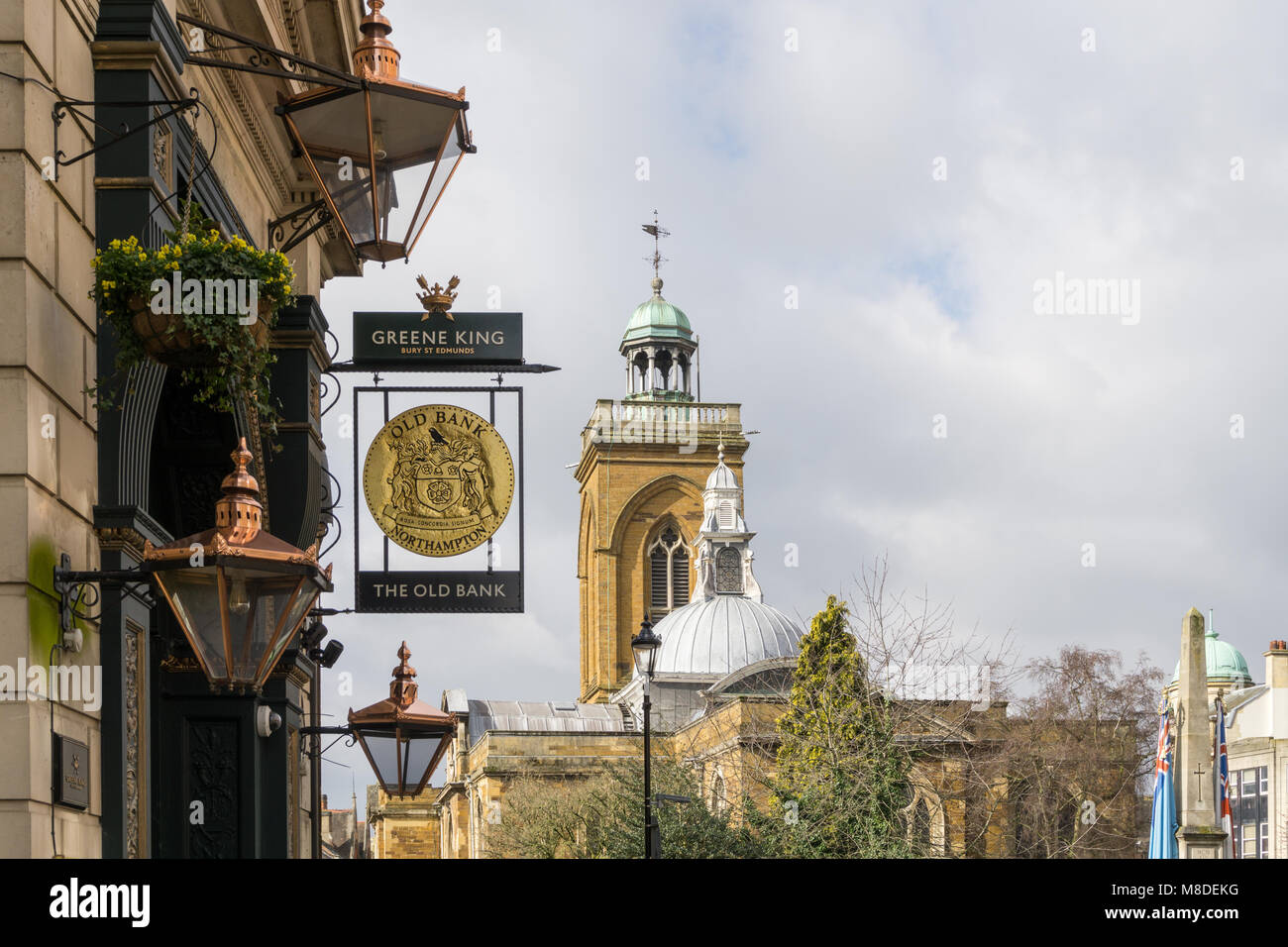 Dachlinie Ansicht von Northampton Town Center mit der alten Bank Gebäude (jetzt ein Pub) in den Vordergrund und All Saints Church an der Rückseite; England, Großbritannien Stockfoto