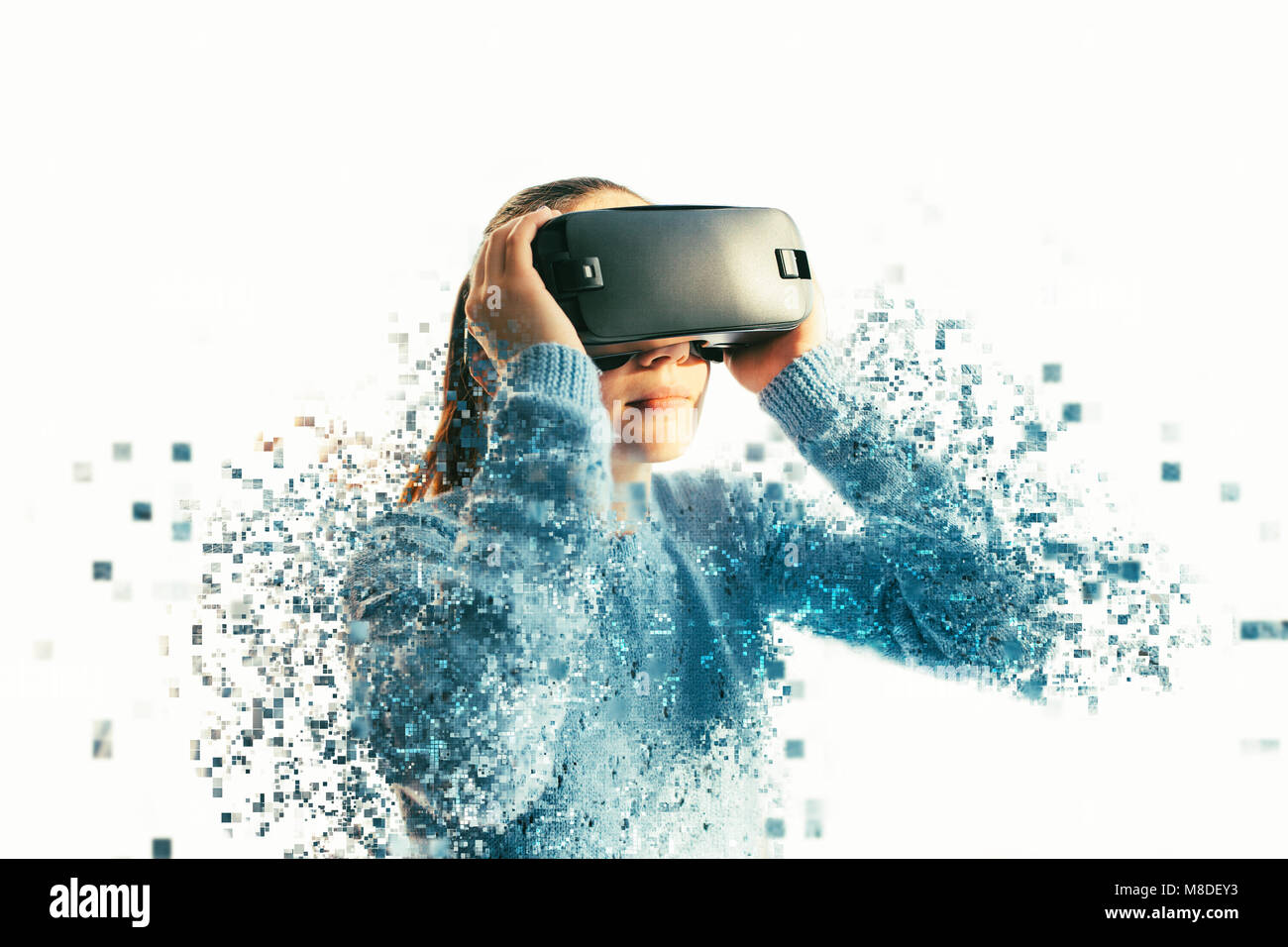 Eine Person in virtuellen Gläser fliegt in Pixel. Die Frau mit der Brille der Virtuellen Realität. Zukunft Technik Konzept. Moderne bildgebende Technik. Durch Pixel zersplittert. Stockfoto