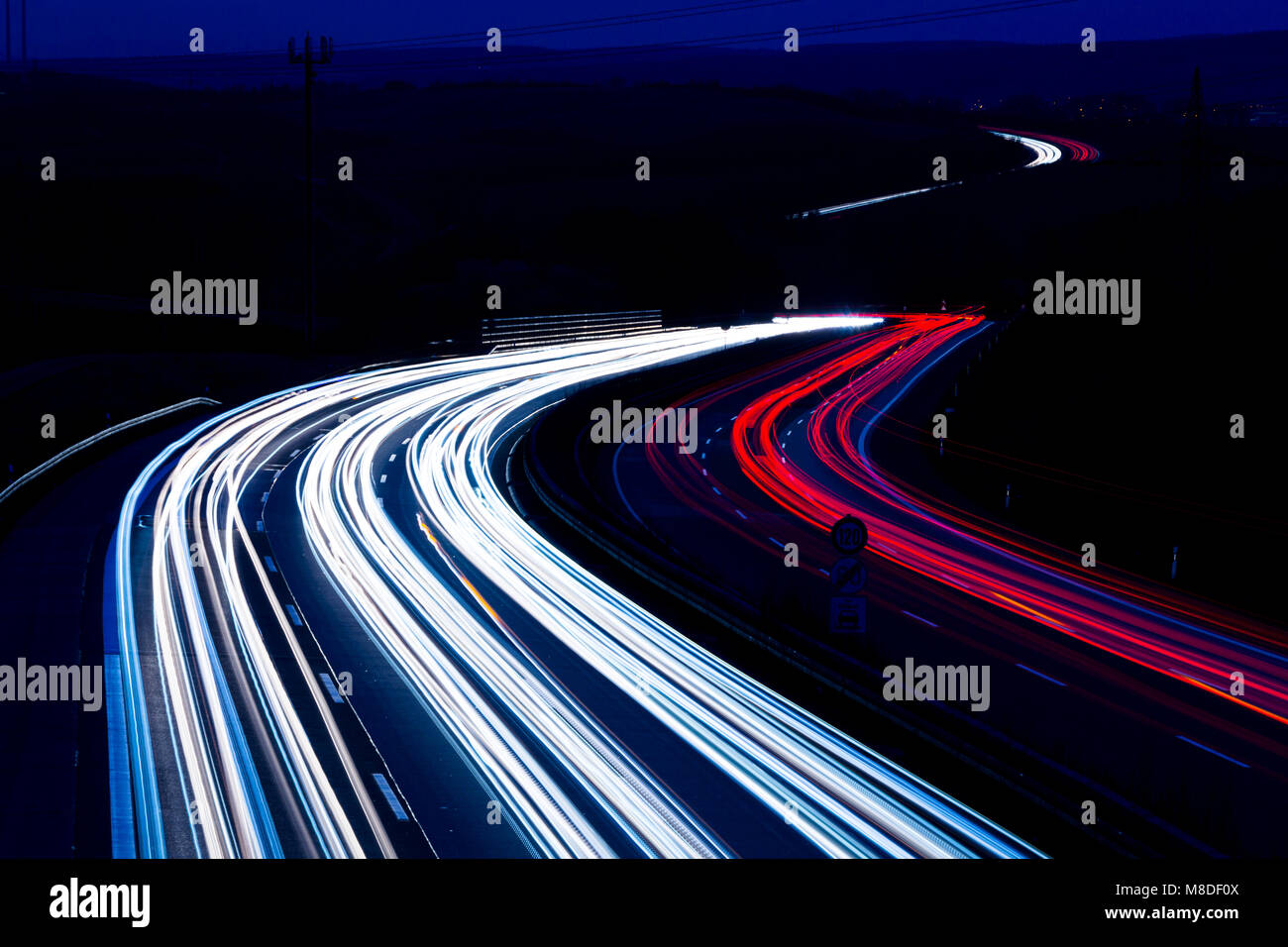 Nacht Verkehr Wanderwege auf einer deutschen Autobahn, Bewegungsunschärfe Stockfoto