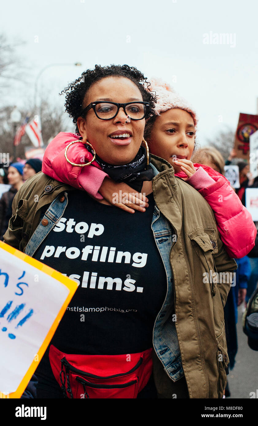 Shana und Lola (6 Jahre alt) Gittens März im März der Frauen auf Washington D.C., 21. Januar 2017 Stockfoto