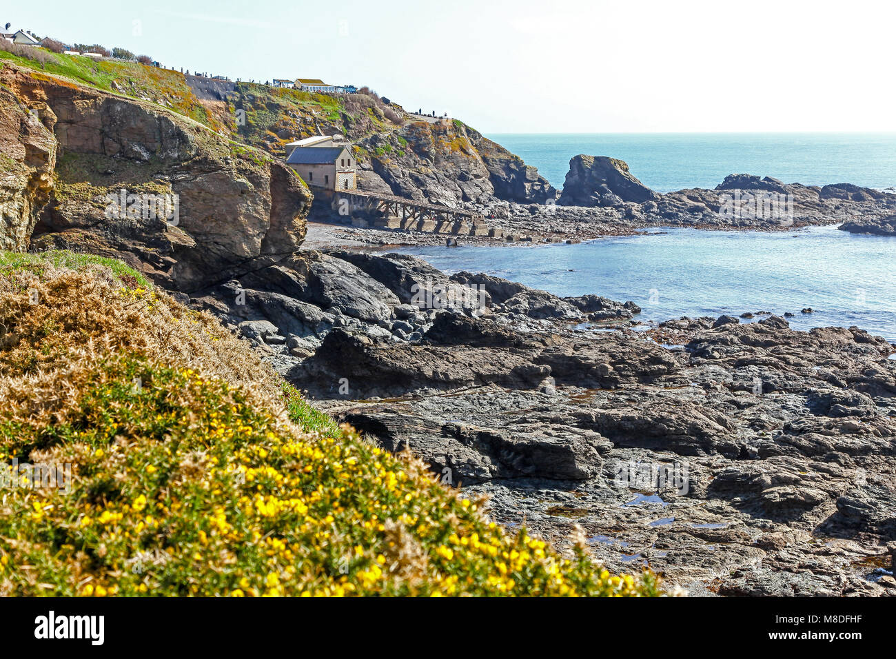 Der Blick zurück auf die alte Rettungsboot station in Polpeor Cove, Lizard Point auf der Lizard Halbinsel, Cornwall, South West England, Großbritannien Stockfoto