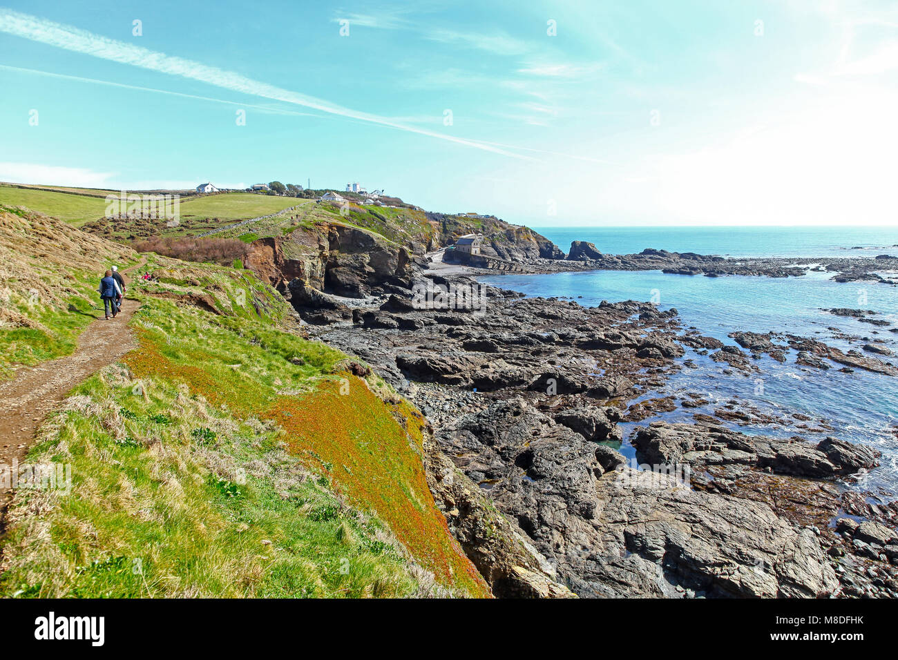 Der Blick zurück auf die alte Rettungsboot station in Polpeor Cove, Lizard Point auf der Lizard Halbinsel, Cornwall, South West England, Großbritannien Stockfoto