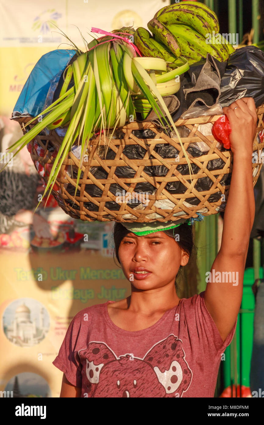 Frau verlassen Markt mit Korb auf dem Kopf, Sanur, Bali, Indonesien Stockfoto