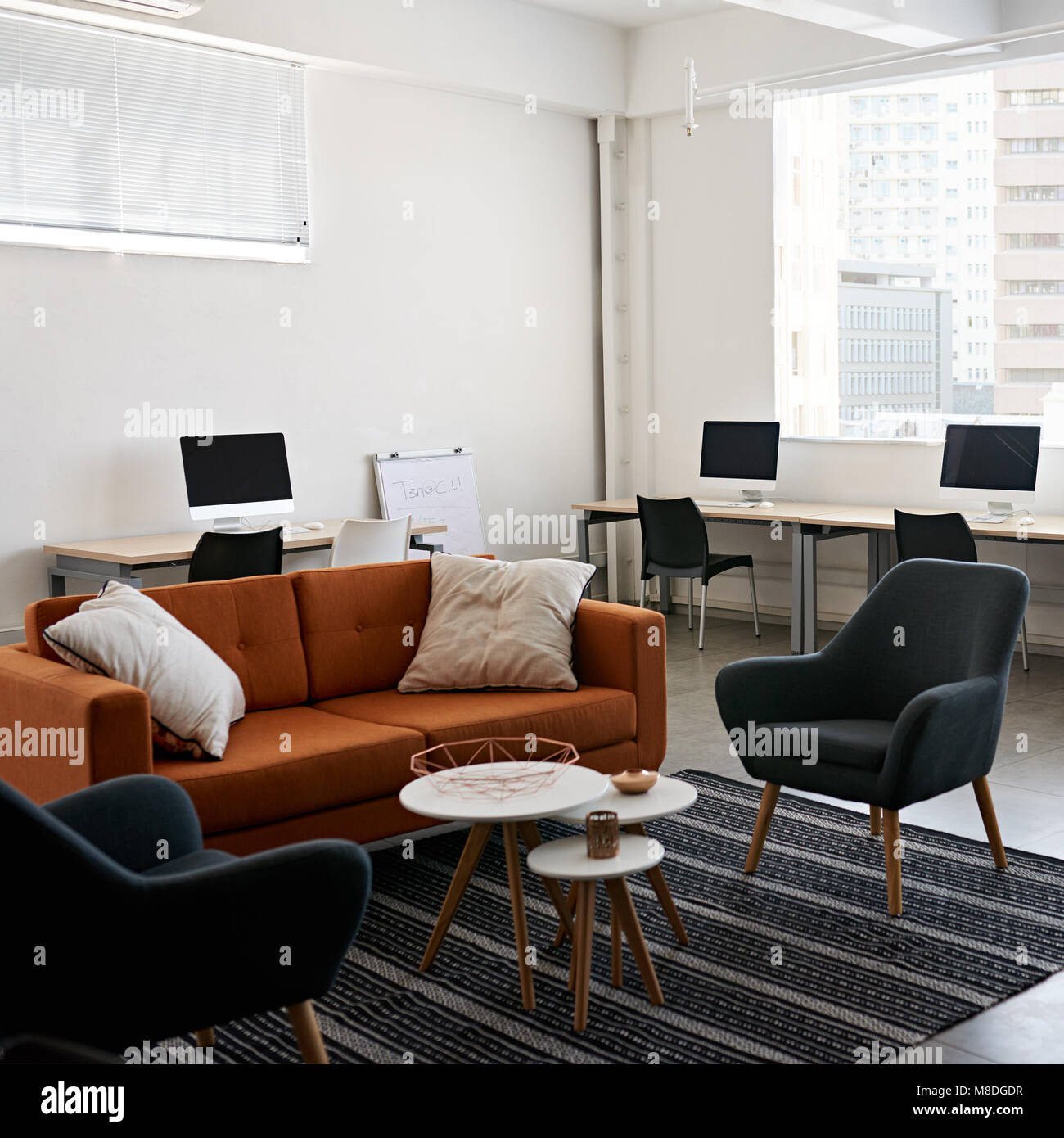 Platz Bild der modernen Büroflächen mit Tischen und Stühlen, Computer und Bürobedarf ohne Angestellte Stockfoto
