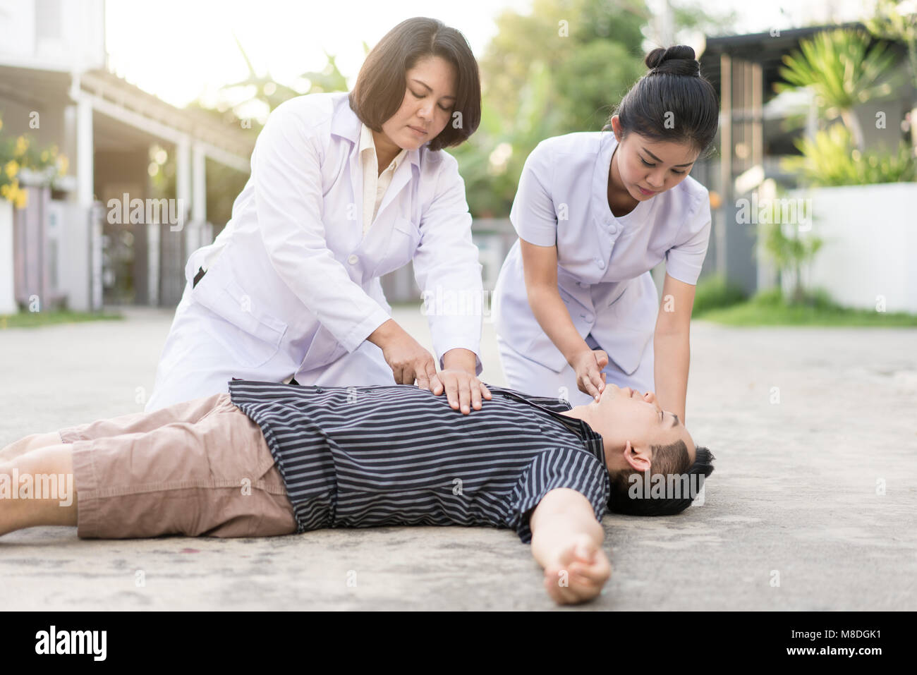 Not-CPR auf ein Mann, der Herzinfarkt, ein Teil des Prozesses Reanimation (Erste Hilfe) Stockfoto
