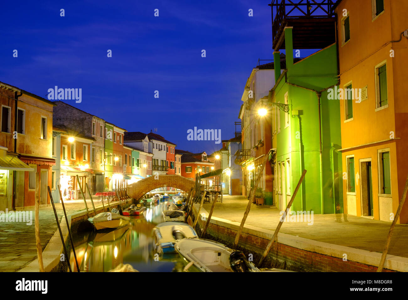 Nacht Lichter auf der schönen Insel Burano. Venedig, Italien Stockfoto