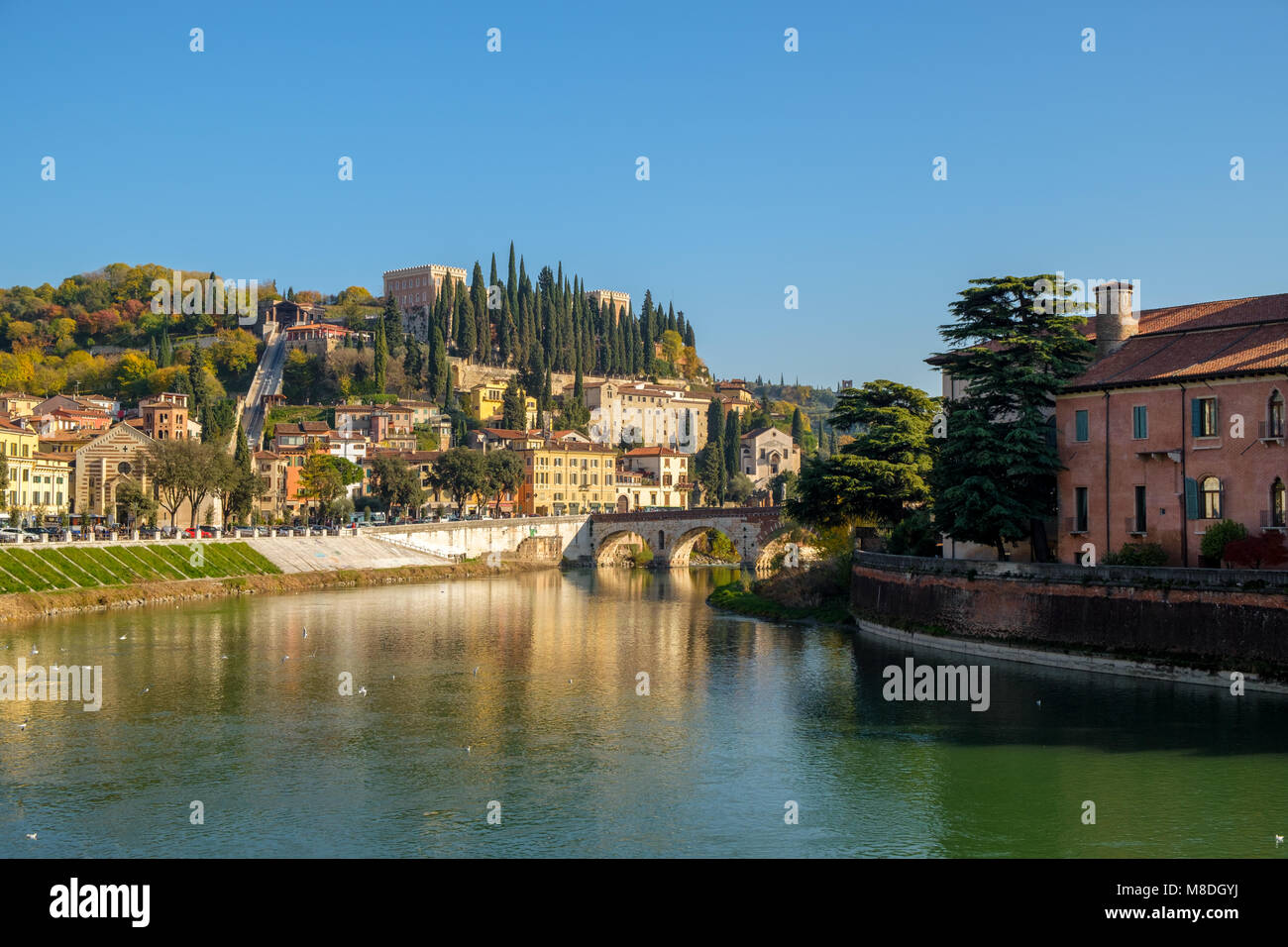 Verona Stadtbild Blick auf die Etsch Riverside, Region Venetien, Italien. Stockfoto