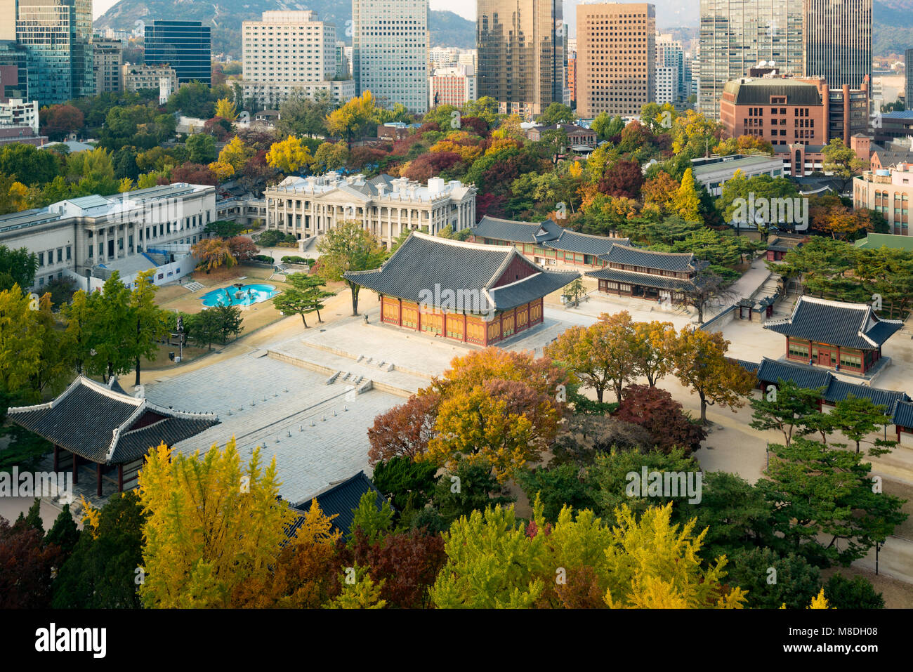Deoksugung Palast und Stadt Seoul im Herbst Jahreszeit in Seoul, Südkorea. Stockfoto