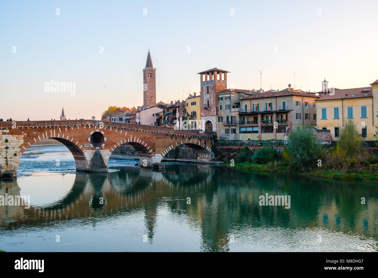 Stadt Verona mit etsch am sonnigen Tag. Italien. Stockfoto