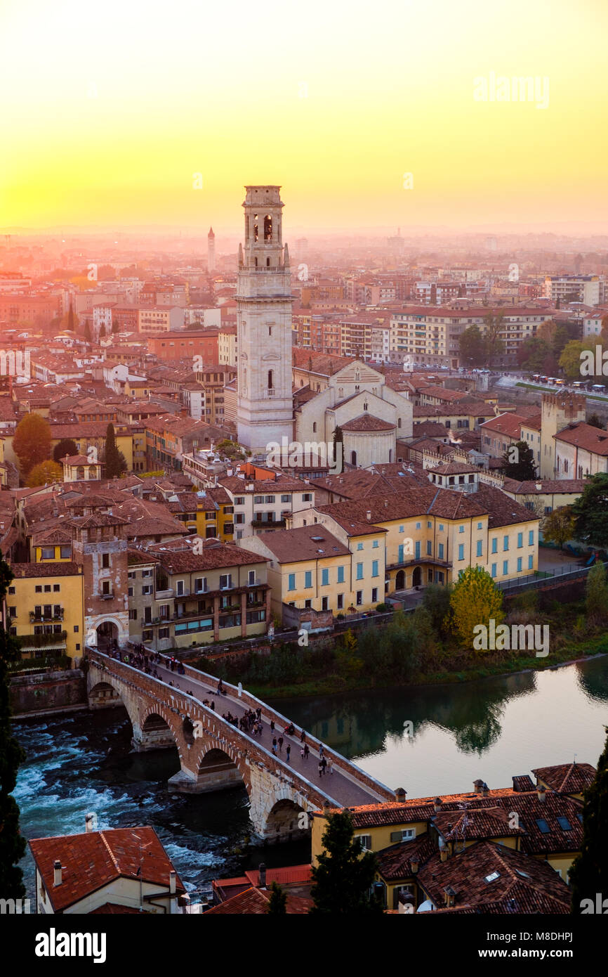 Blick auf Verona Stadt mit Ponte Pietra und der Etsch bei Sonnenuntergang. Italien. Stockfoto