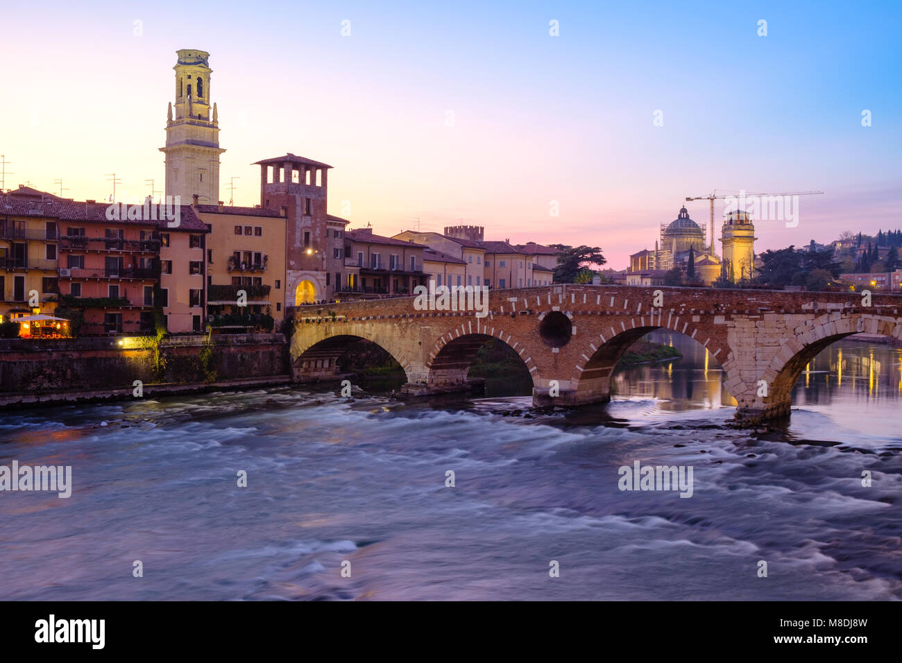 Bild von Verona. Pietra Brücke über die Etsch nach Sonnenuntergang, Verona, Italien. Stockfoto