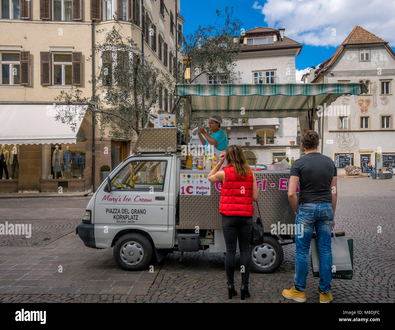 Weibliche Eis Verkäufer am Kornplatz in Bozen, Südtirol, Trentino, Italien, Europa Stockfoto
