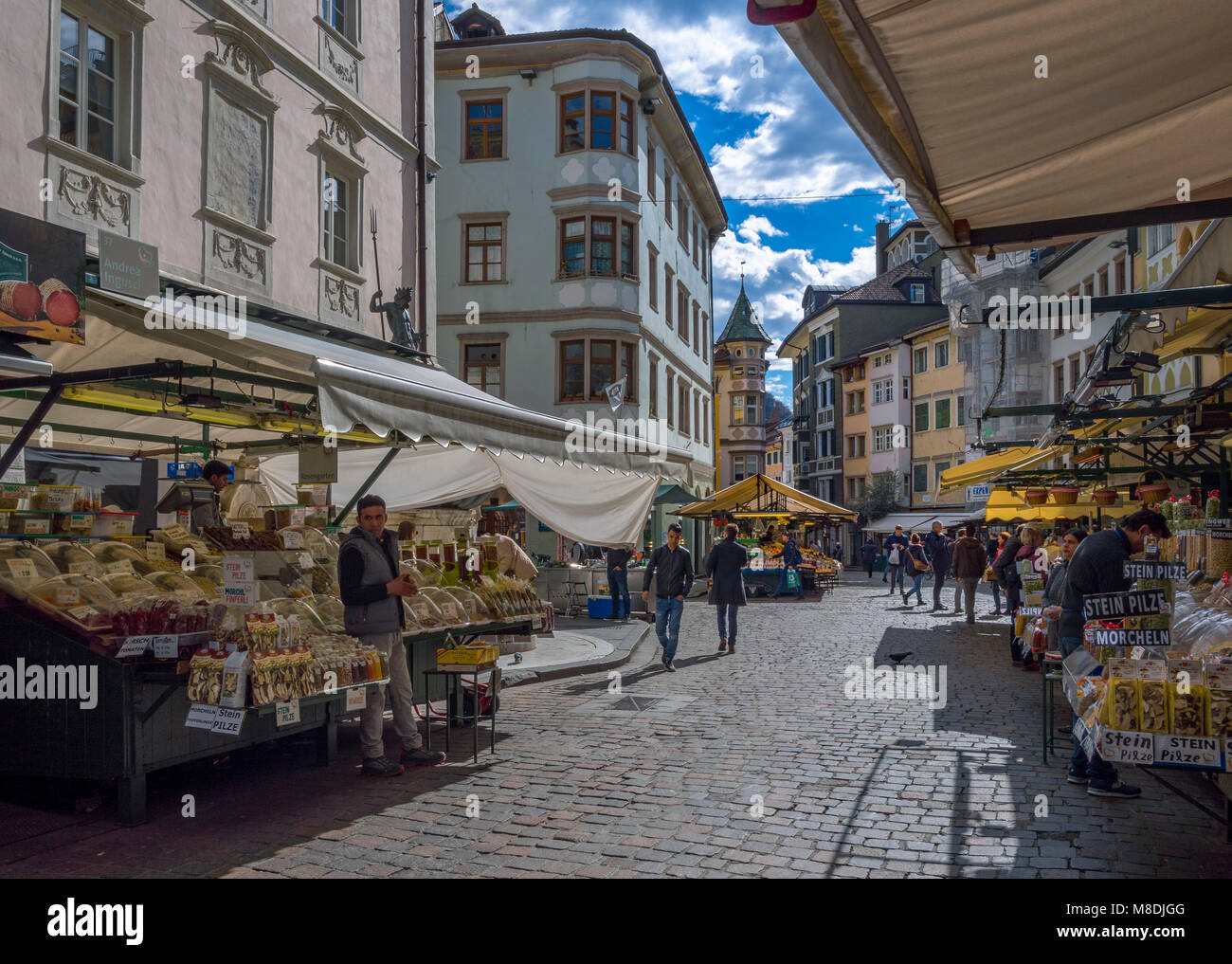 Markt am Platz, Piazza Erbe Obstmarkt in Bozen, Südtirol, Italien, Europa Stockfoto