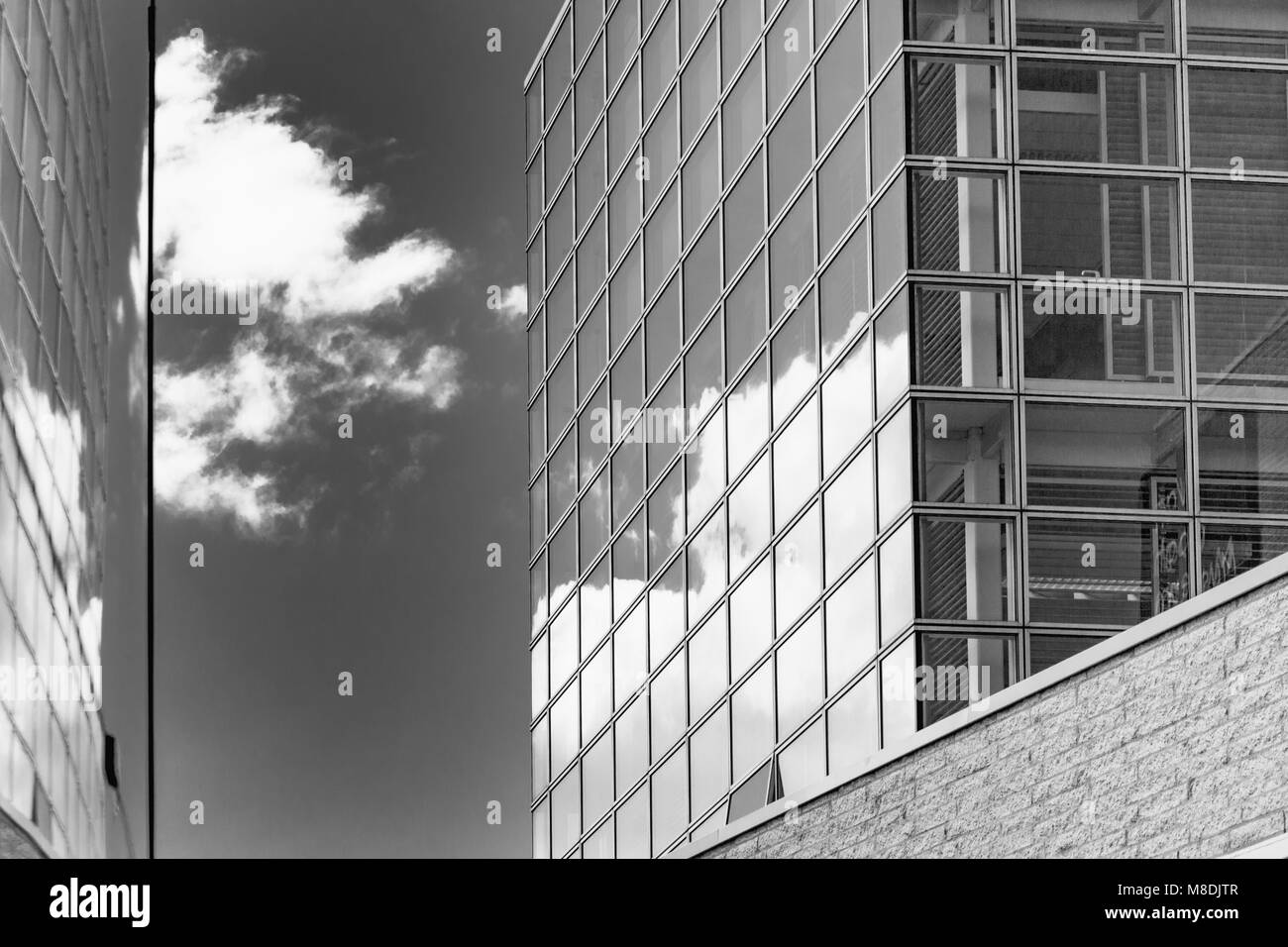Wolken Reflexionen, bewölkter Himmel spiegeln durch Gebäude windows Stockfoto
