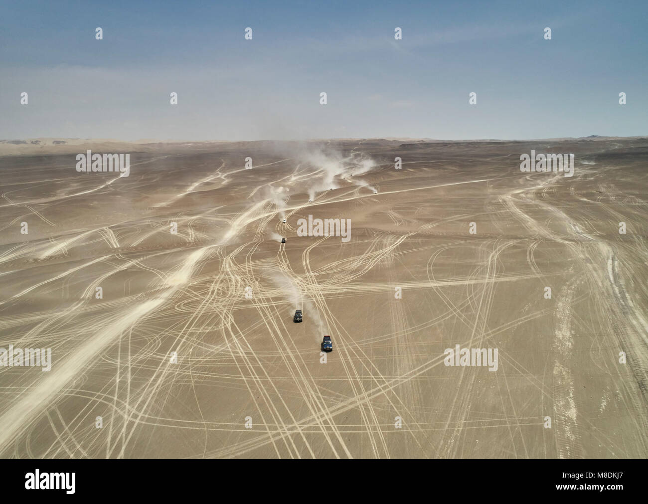 Querformat von Off Road Fahrzeuge, staubigen Wüste, Ica, Peru Stockfoto