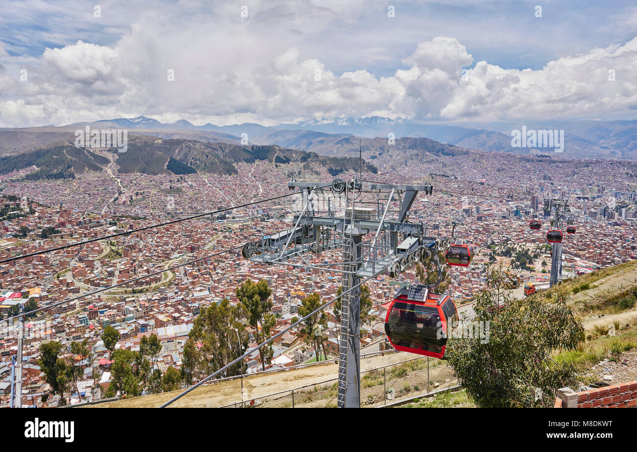 Ansicht der Stadt mit Seilbahnen im Vordergrund, La Paz, Bolivien, Südamerika Stockfoto