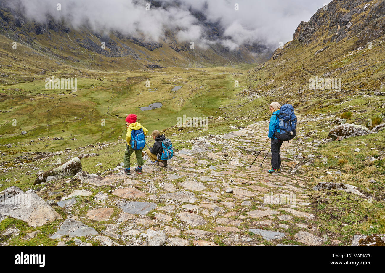 Mutter und Söhne, trekking durch Landschaft, Ventilla, La Paz, Bolivien, Südamerika Stockfoto