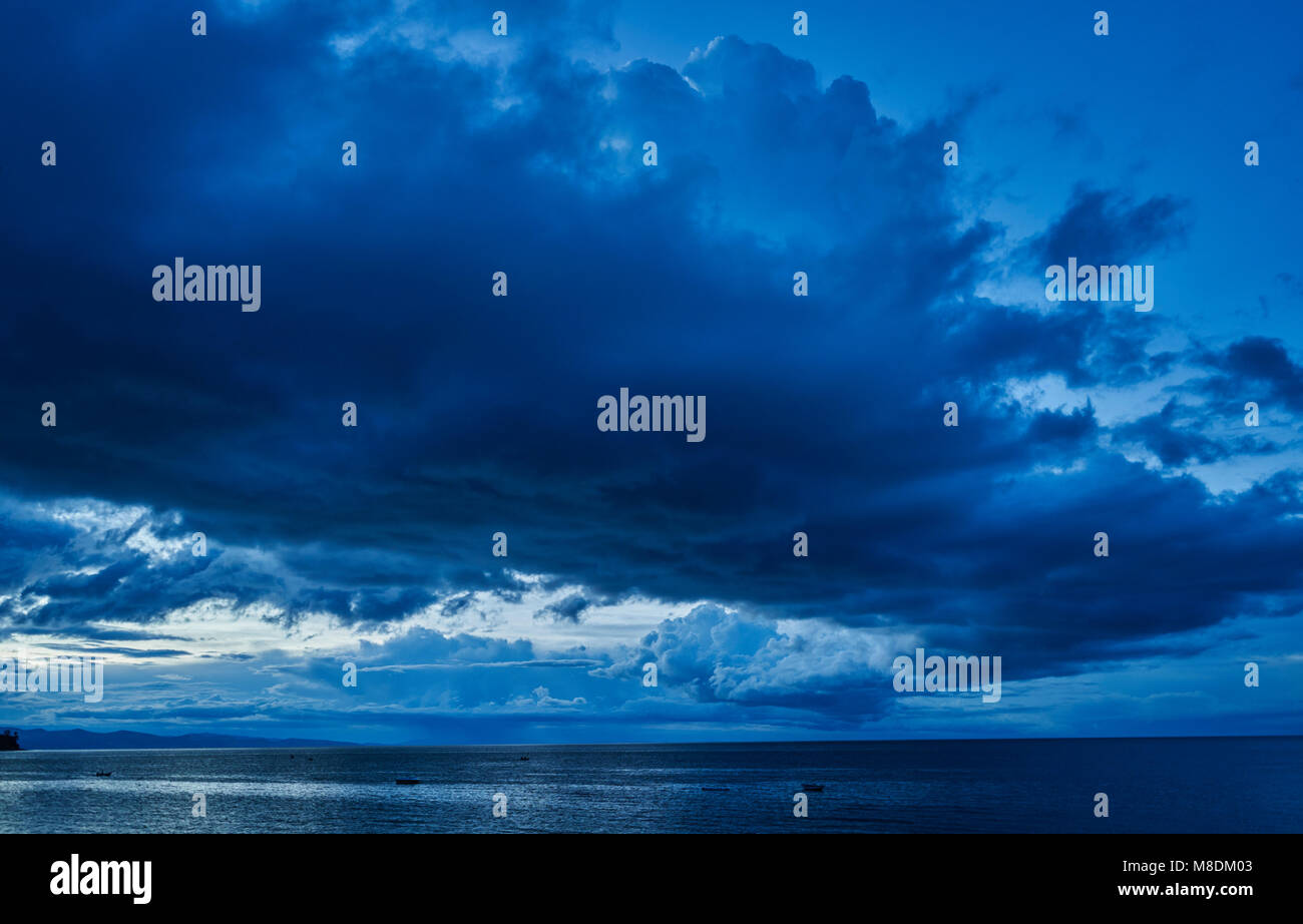 Dunkle Wolken über dem See, Copacabana, Oruro, Bolivien, Südamerika Stockfoto