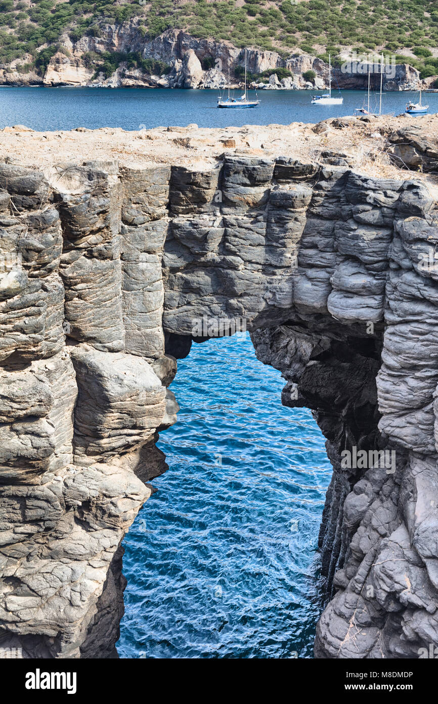 Gewölbte Felsen im Meer, Tarrafal, Kap Verde, Afrika Stockfoto