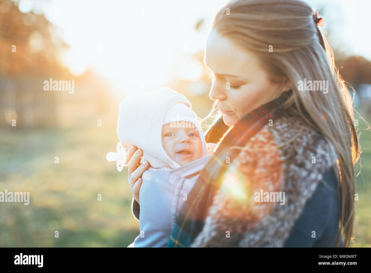 Mutter und Tochter im Freien, Mutter, baby, baby Sling Stockfoto