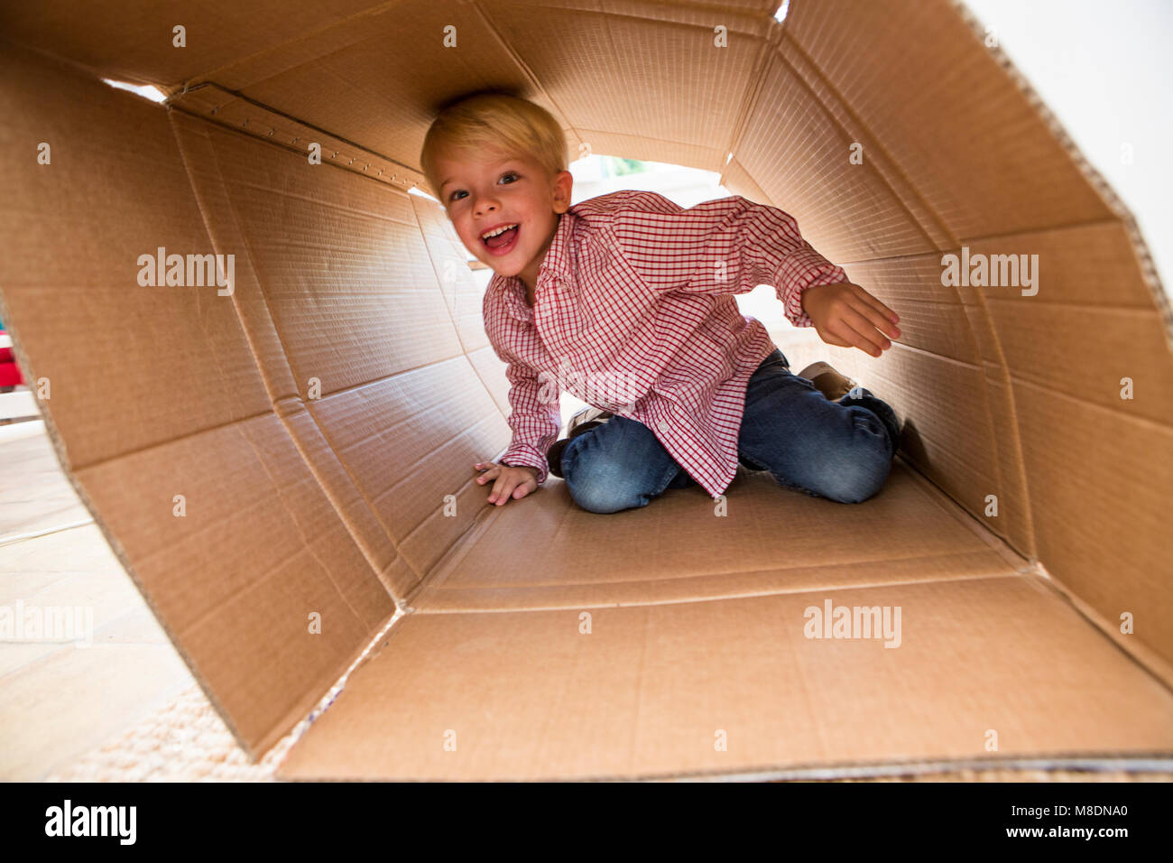 Portrait der Junge spielt im Karton Stockfoto