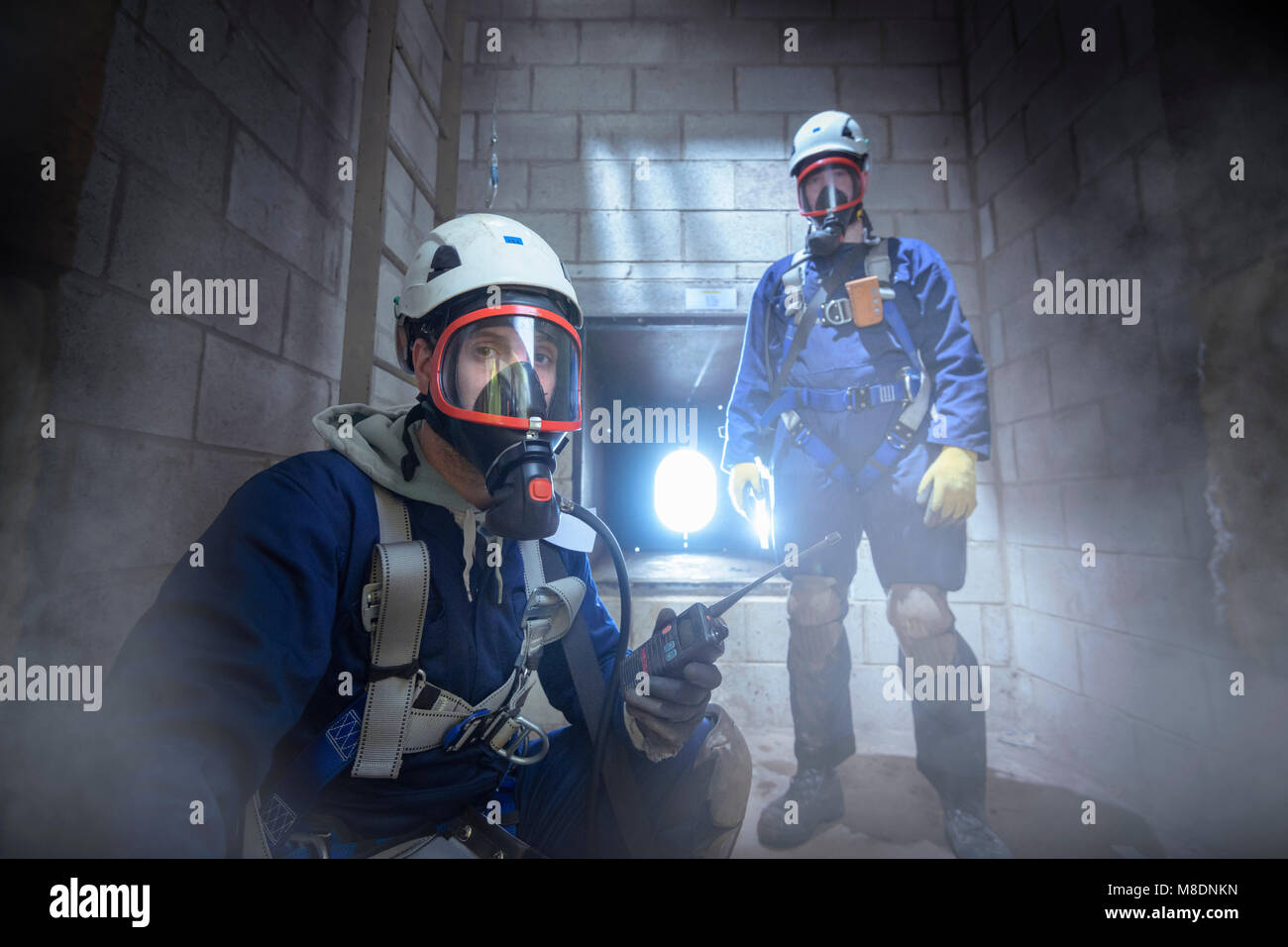 Lehrling Ingenieure im geschlossenen Raum Fire Training Stockfoto