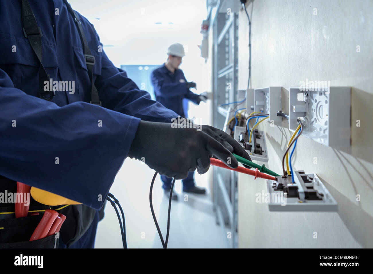 Ingenieure für Elektrotechnik Prüfung der elektrischen Ausrüstung Stockfoto
