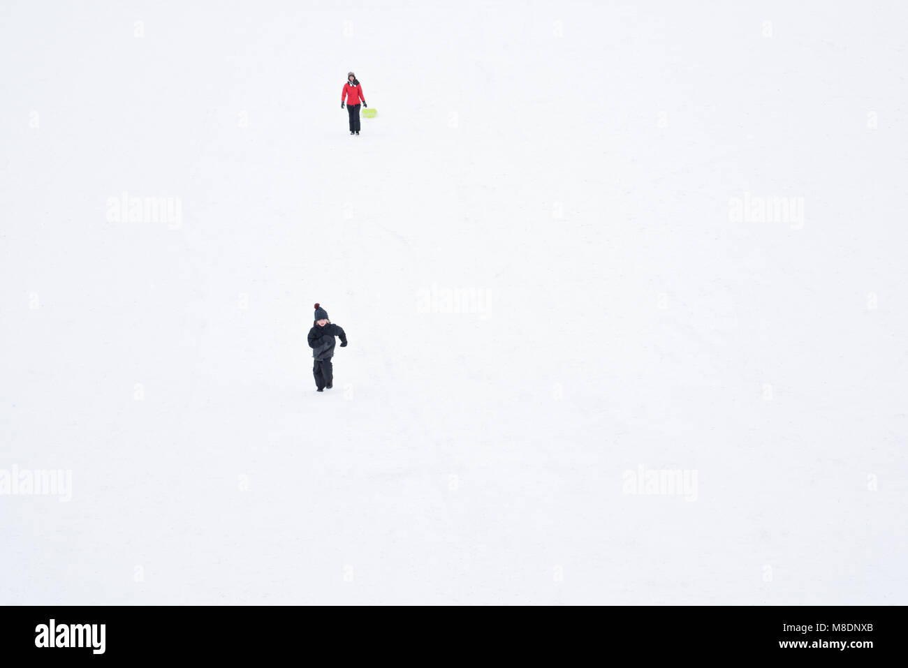 Menschen wandern im Schnee Stockfoto