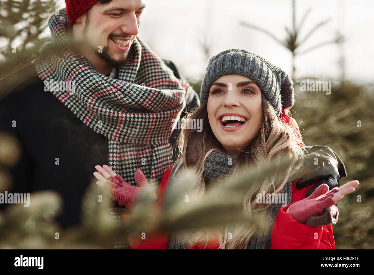 Junges Paar Shopping für Weihnachtsbaum aus Wald Stockfoto