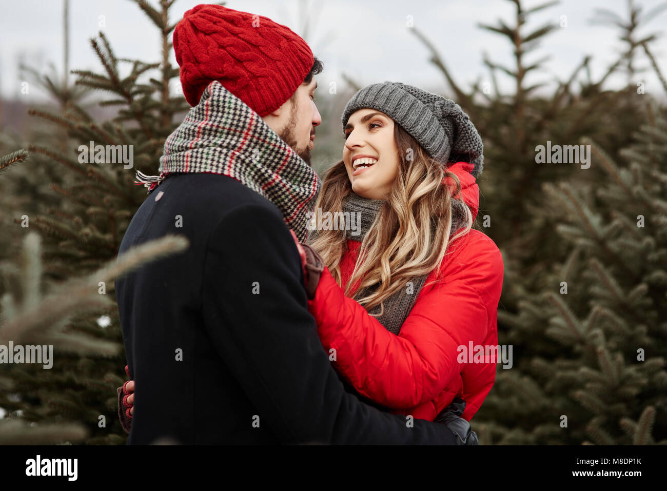 Romantische junge Paar Einkaufen für Weihnachtsbaum aus Wald Stockfoto