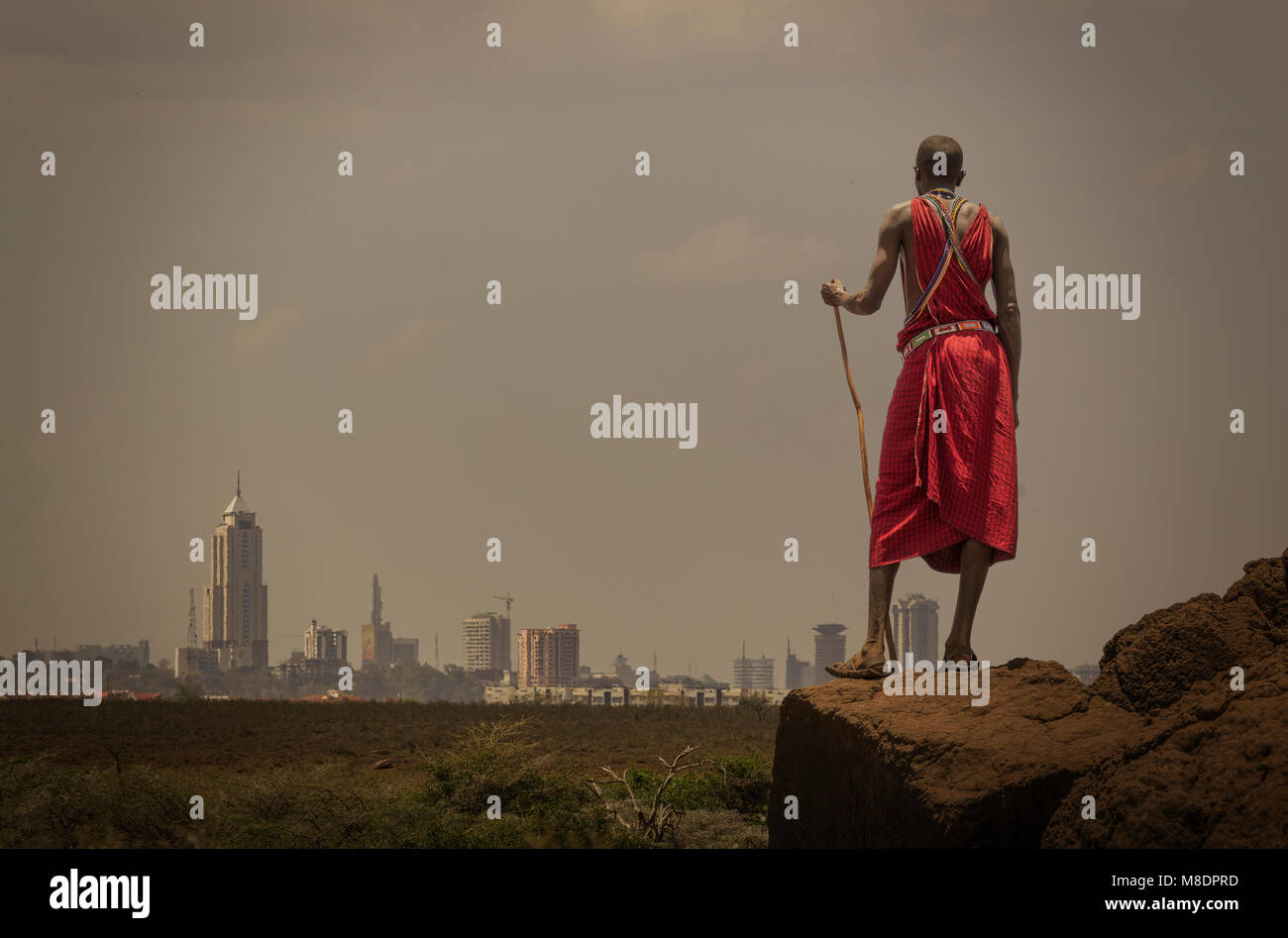 Masai Mann mit traditioneller Kleidung ansehen Skyline von Nairobi, Nairobi, Nairobi, Kenia Stockfoto